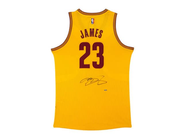 Bajo Pogo stick jump Me sorprendió LeBron James Playera Firmada/Autografiada Cleveland Cavaliers Amarilla -  Ídolos